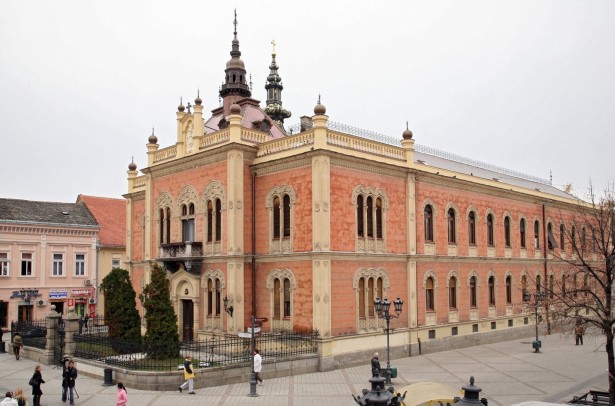 Radovi na rekonstrukciji tornja i dekorativnih badža krova Vladičanskog dvora u Novom Sadu